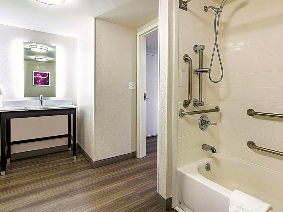 La Quinta Inn & Suites by Wyndham Salem