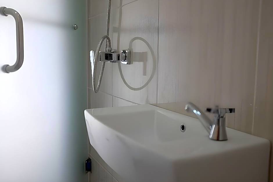 RedDoorz Plus near Mall Ciputra Jakarta