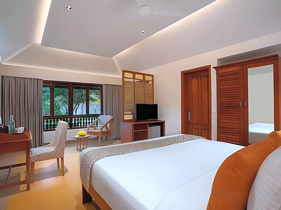 Estuary Sarovar Premiere Poovar Island