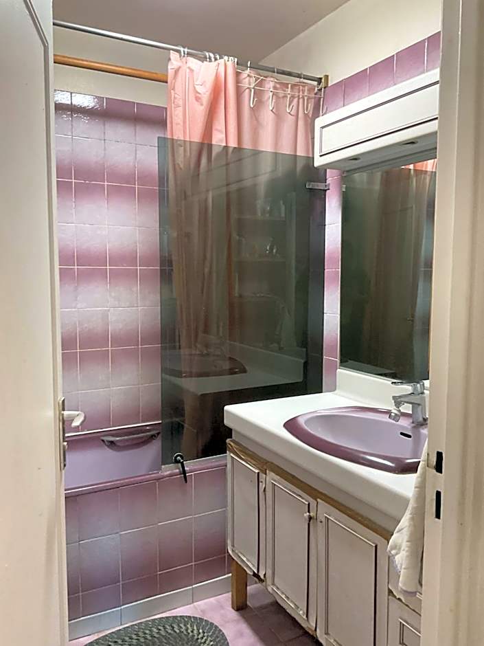 Female-Dortoir Femme -Dorm Shared Room Paris
