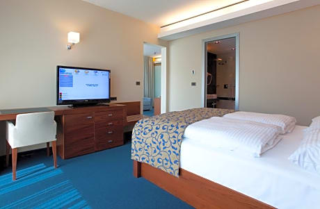 One-Bedroom Suite (2 Adults) with Aquapark Included