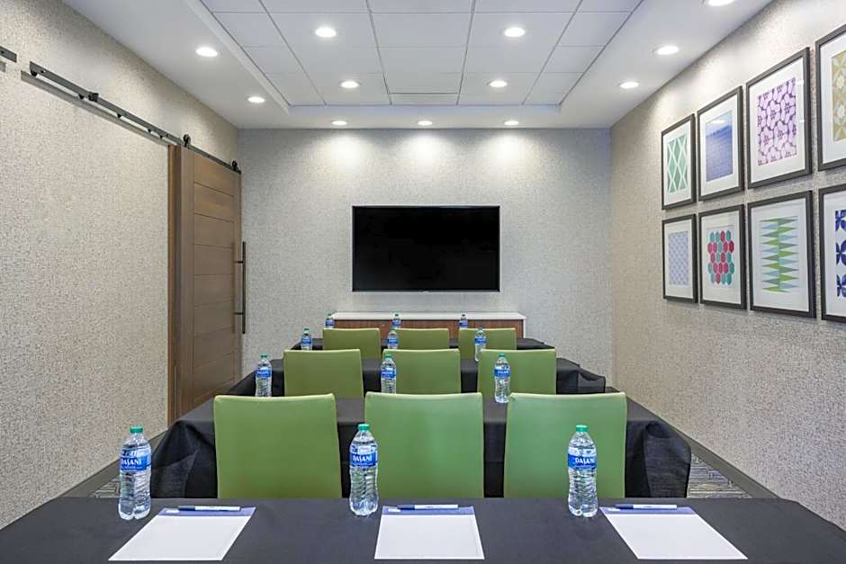 Holiday Inn Express and Suites Gilbert - East Mesa By IHG