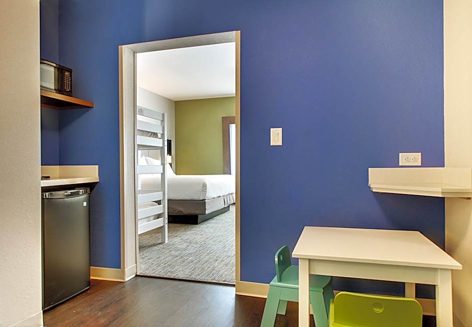Photo 1 of 3 of 1 King 2 Bunk Beds Ste Addl Living Area