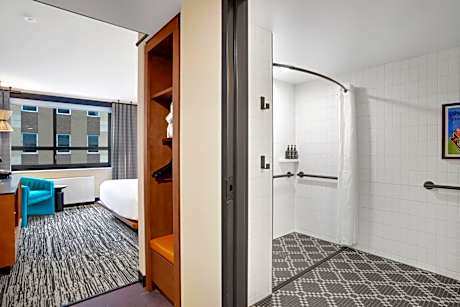Queen Room with Two Queen Beds and Roll in Shower - Mobility Accessible