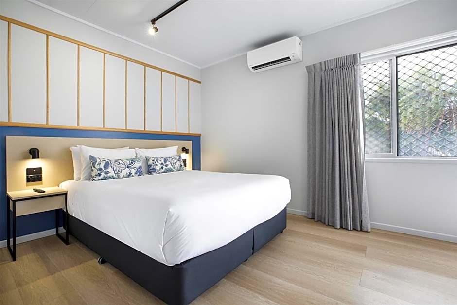 Nightcap at Queens Beach Hotel