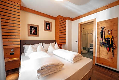 Double or Twin Room with Mountain View