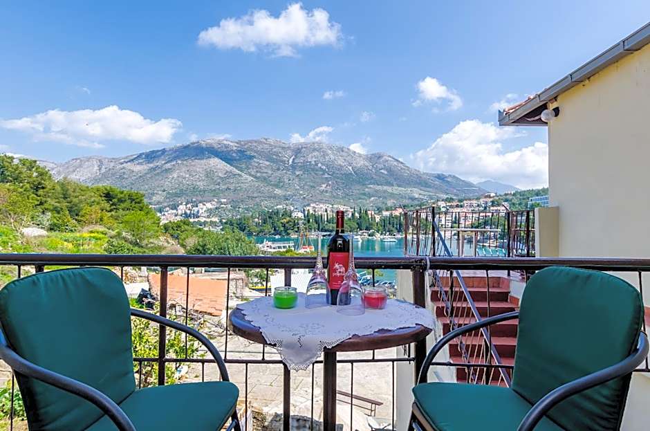 Apartments & Rooms Mihajica