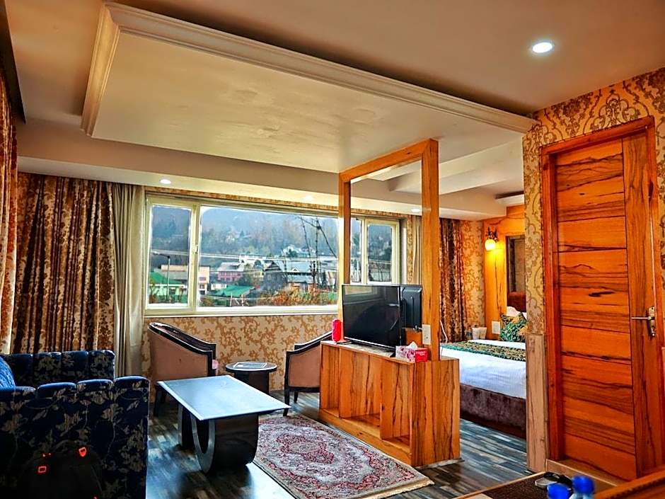 Hotel The Montreal Near by Dal Lake