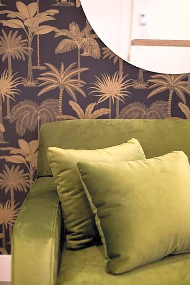 Palms Little Italy Studio with full bathroom by Denstays