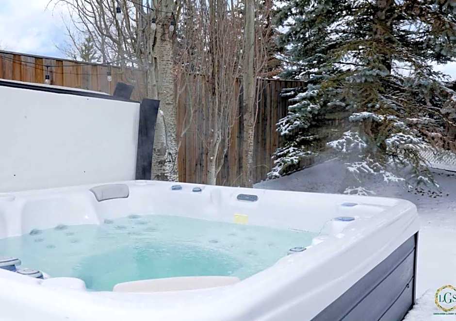 Casa Pura Vida Hot Tub, Pool & Ping Pong Tables w Backyard & BBQ Come stay