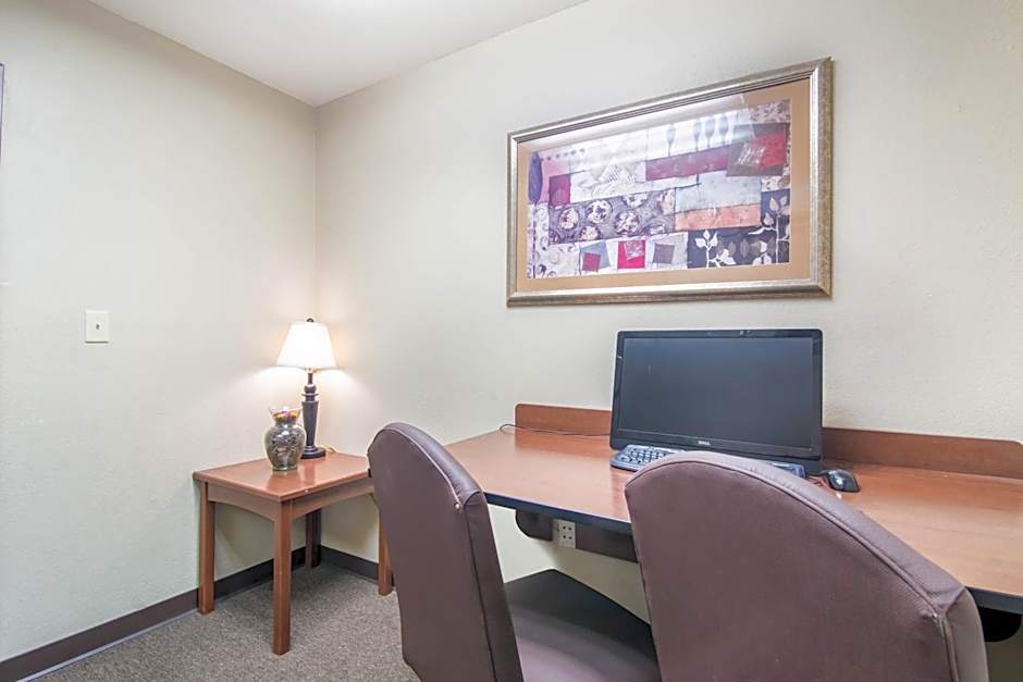 HomeTowne Studios & Suites Bentonville