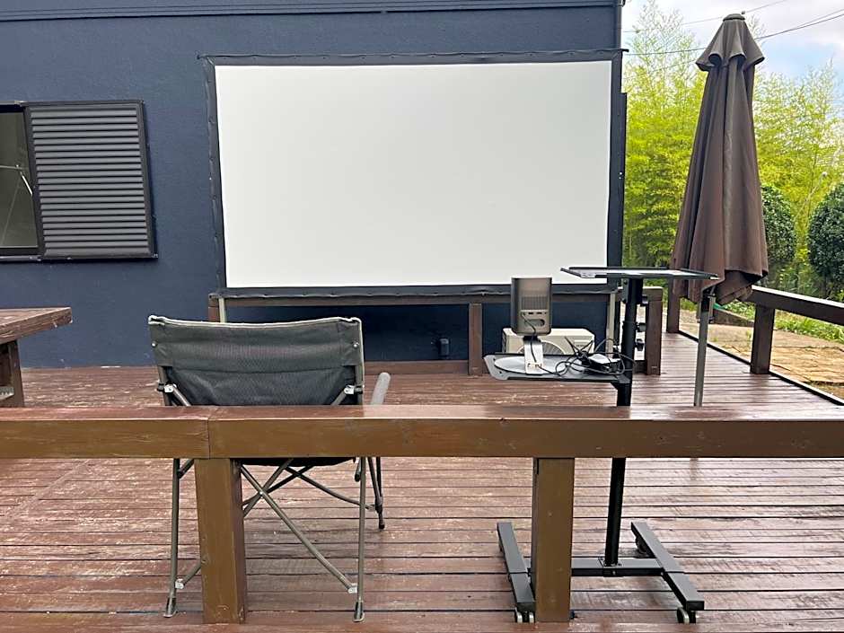 森の香りに包まれたプライベート空間でマイデバイスイマーシブ体験を堪能できる贅沢--BlueFlow KATSUURA