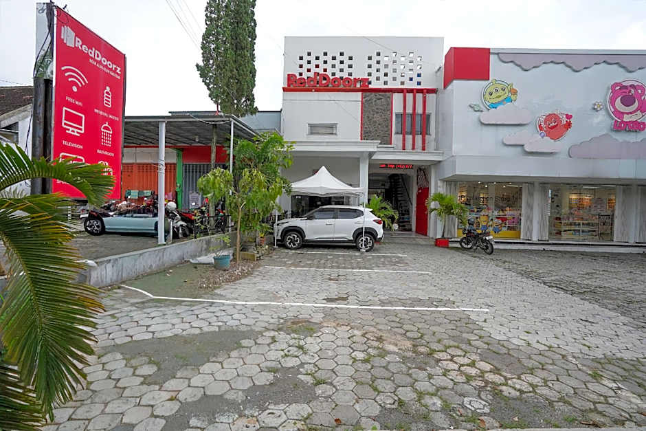 RedDoorz near Alun - Alun Magetan