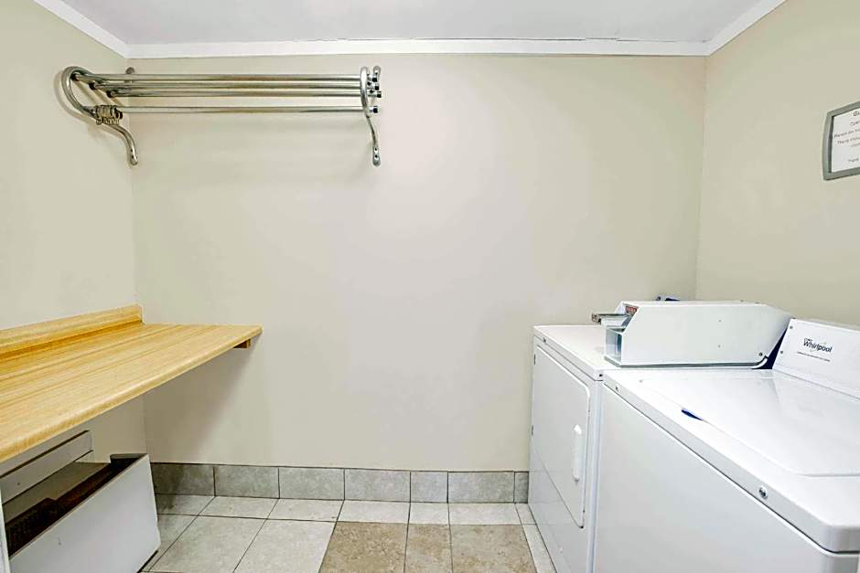 Rodeway Inn & Suites