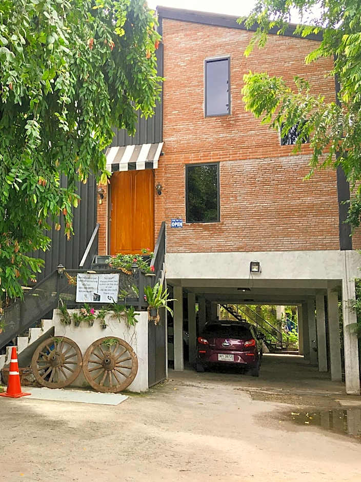 Dawnthaya Ayutthaya House