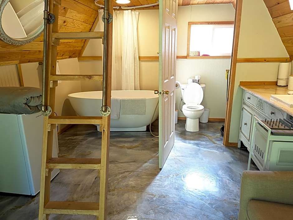 Tree Ring Cabin on 33 Acre Farm