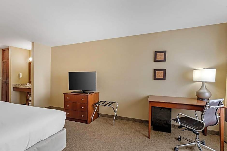 Comfort Inn & Suites East Moline near I-80