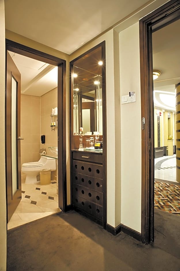 Howard Johnson Ginwa Plaza Hotel