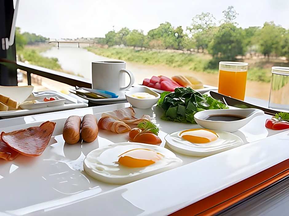 Dragon River Avenue Hotel