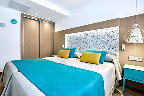 ONE BEDROOM APARTMENT BALCONY 3 ADULTS + 1 CHILD
