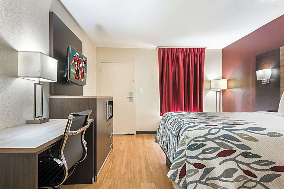 Photo 1 of 7 of Deluxe 1 Queen Bed, Smoking