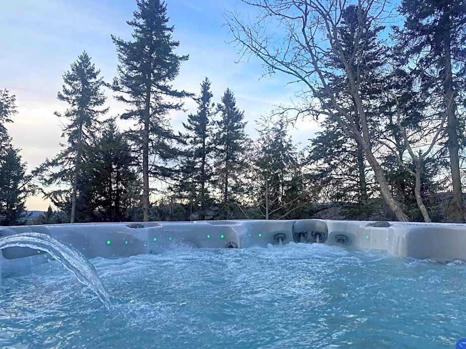 Chalet XO Tremblant - 5BRs, Private Baths, Spa, Sauna & Rooftop