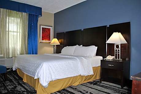 1 King Bed with Sofabed - Non Smoking