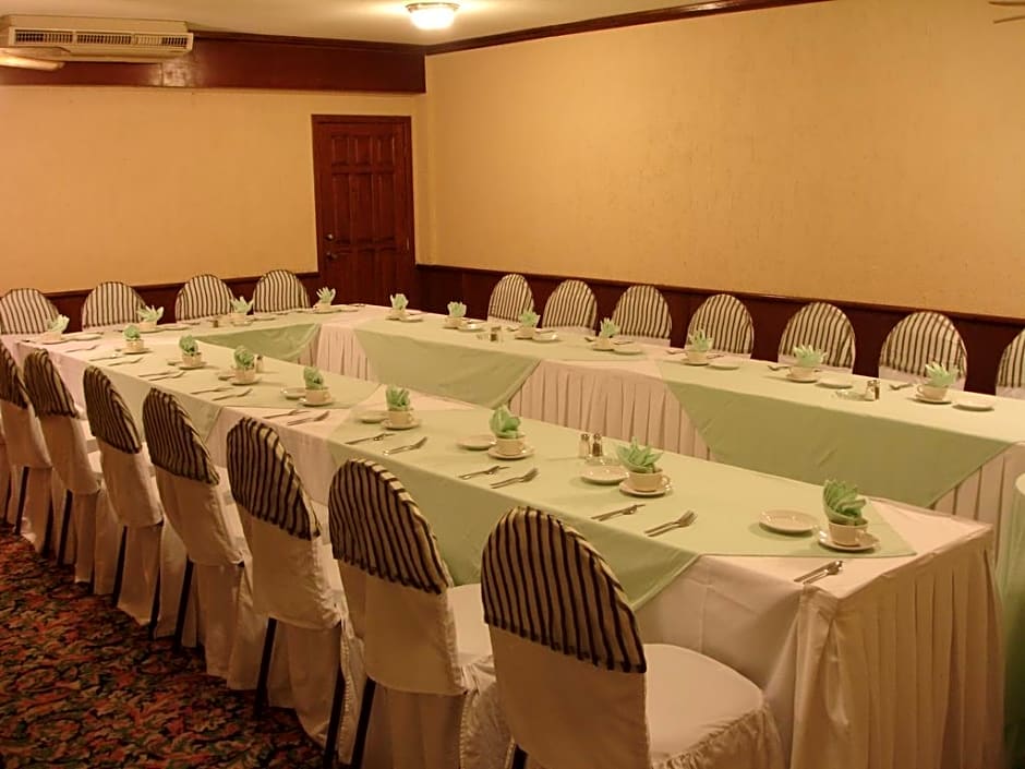 Grand Plaza La  Paz Hotel & Suites