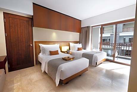 Deluxe Room Twin Bed with Daily Cocktails