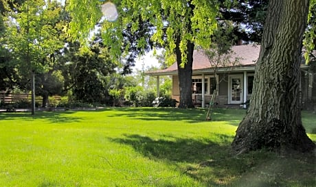 Cottage on Armstrong