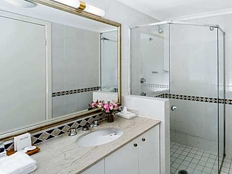 One-Bedroom Apartment with One Queen Bed