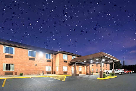 Super 8 by Wyndham Fairmont