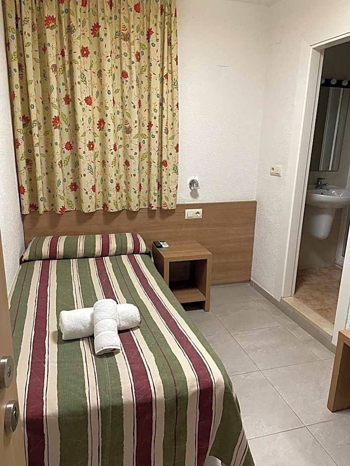 Photo 1 of 4 of Single Room