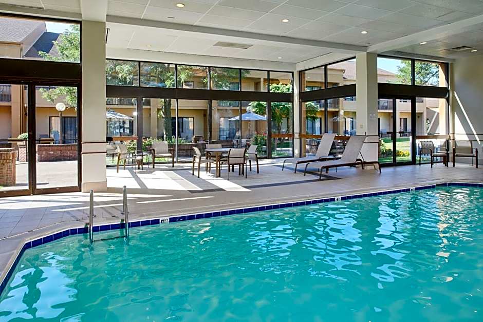 Courtyard By Marriott Detroit Dearborn