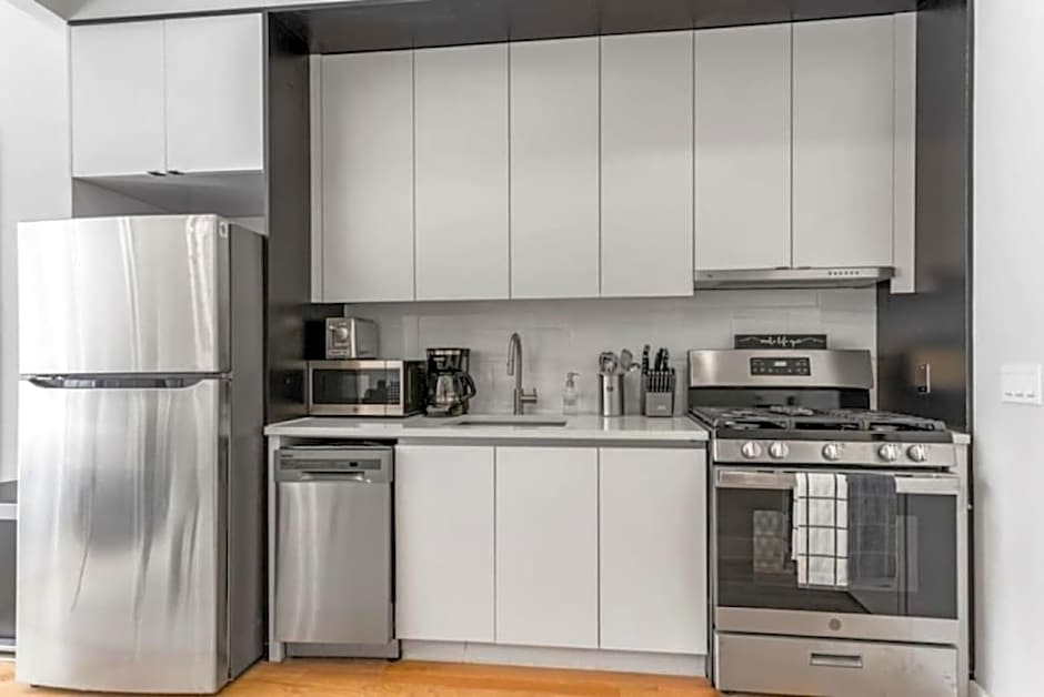 Luxe Studio w Juliet Balcony in Upper East