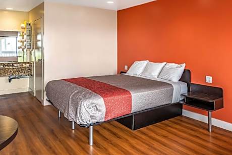 1 Queen Bed | Mob Acc RI Shwr Nsmk Micfridg