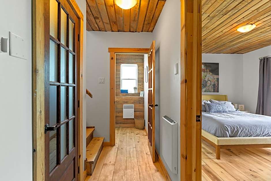 Rustic Waterfront Chalet Panoramic View and Spa