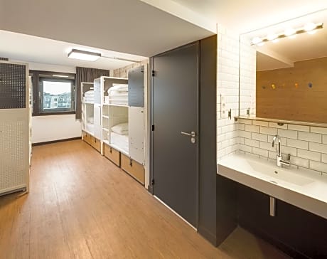 Room with 6 beds and Private Bathroom