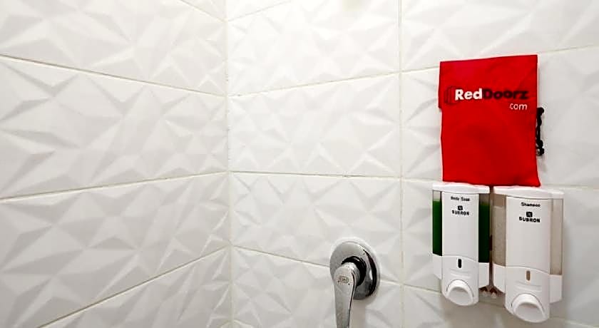 RedDoorz Plus near Paragon Mall Semarang