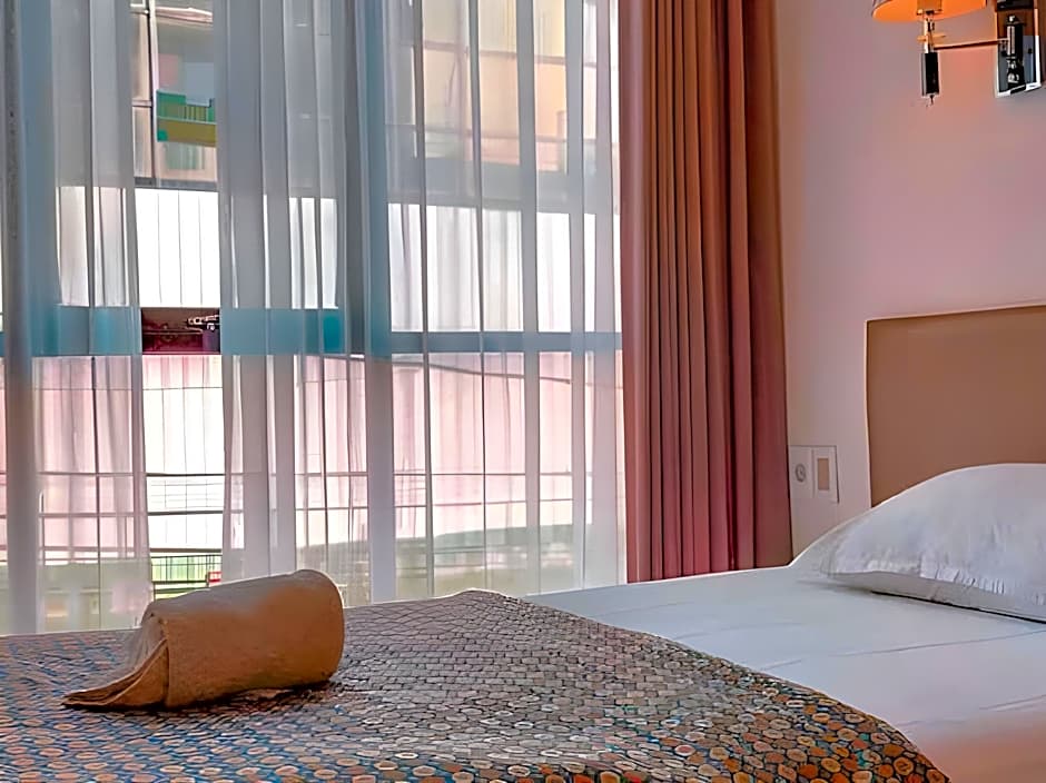 Dewarna Hotel Arifin