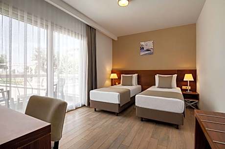 Standard Twin Room with Land View