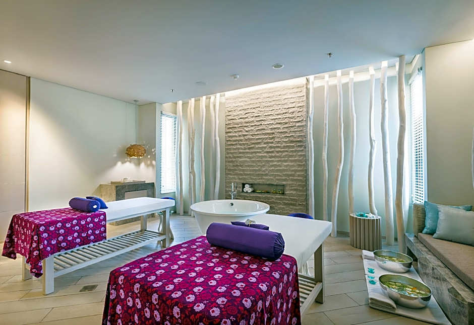 AYANA Komodo Waecicu Beach