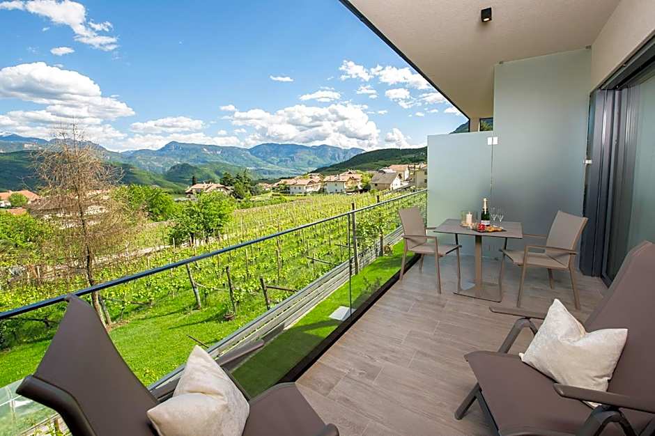 Haus Gregori Modern & Central Stay in Vineyard with Rooftop & Served Breakfast