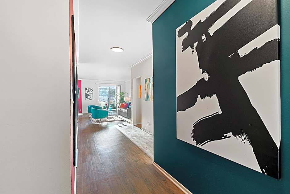 Beverly Hills Chic 2 bed 2bath with Patio and Parking 309