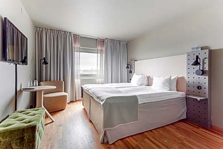 Family Room (2 Adults + 1 Children)