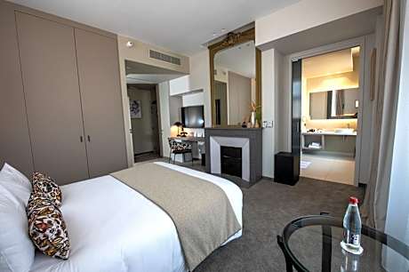 Deluxe Queen Room - Non-Smoking