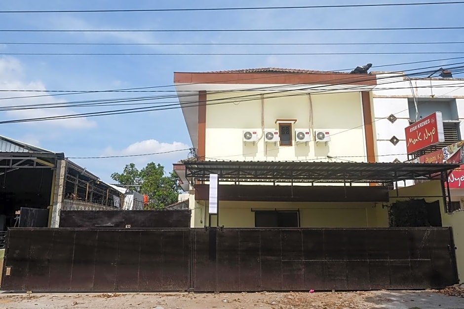 RedDoorz near Tirtonadi Park Solo