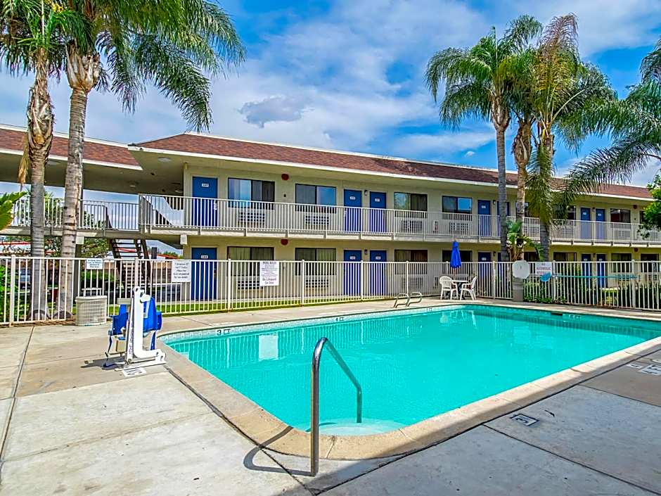 Motel 6-Bakersfield, CA - Airport