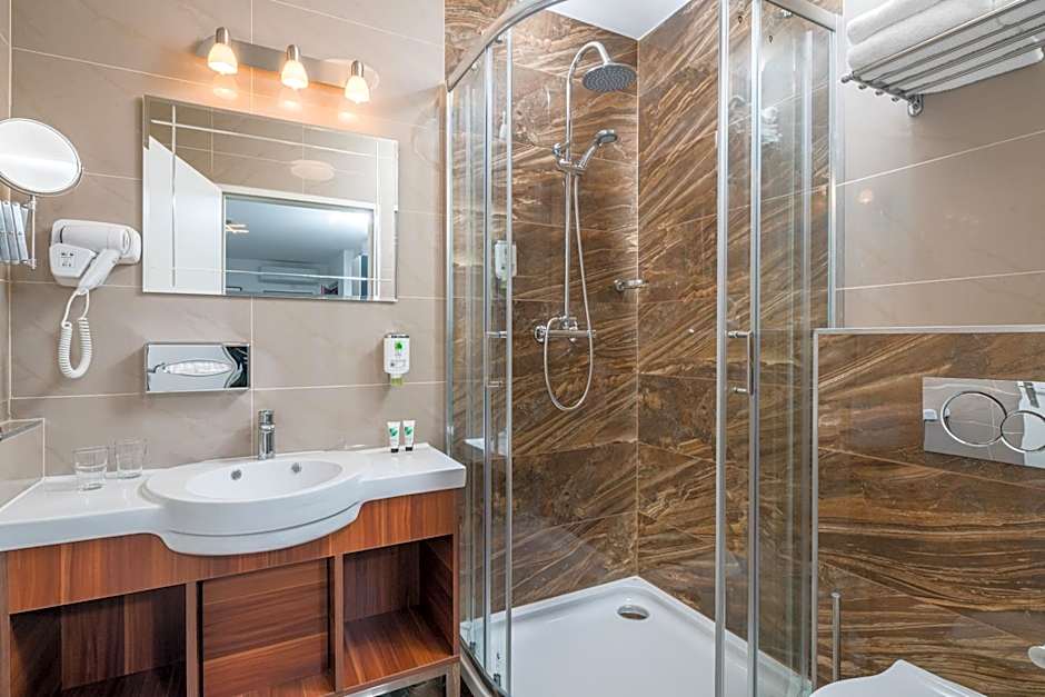 Best Western Plus Celebrity Suites