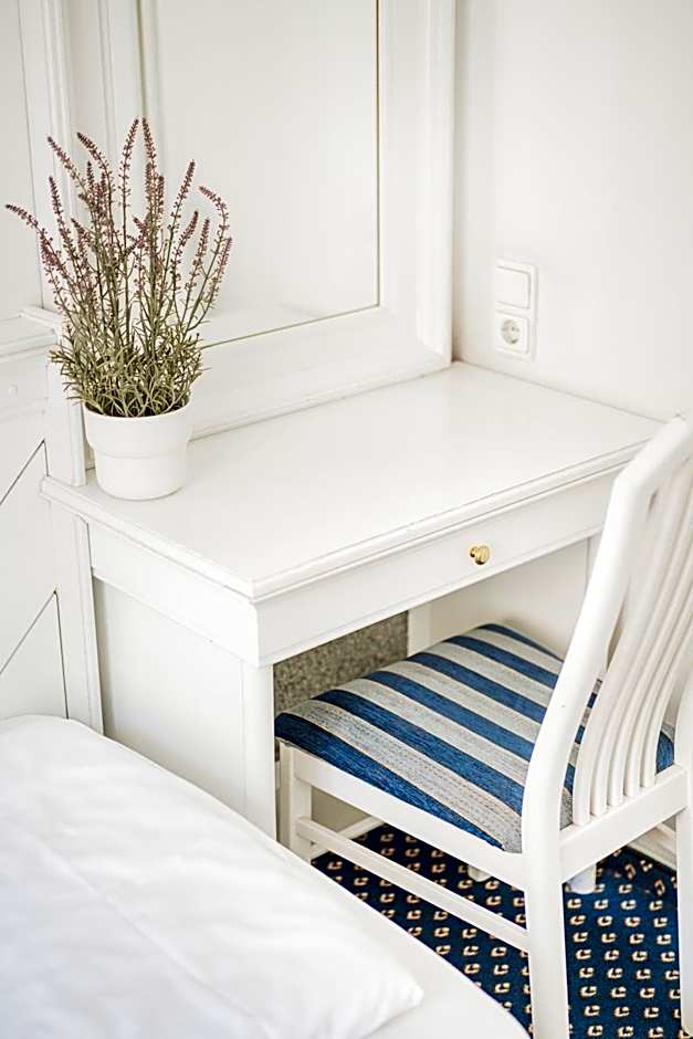 Self-Check-In Hotel Adlon